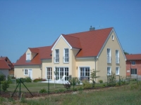 <span class="gross">Einfamilienhaus mit Einliegerwohnung und angebauter Doppelgarage in Burgheim.</span> <br />
<br />
