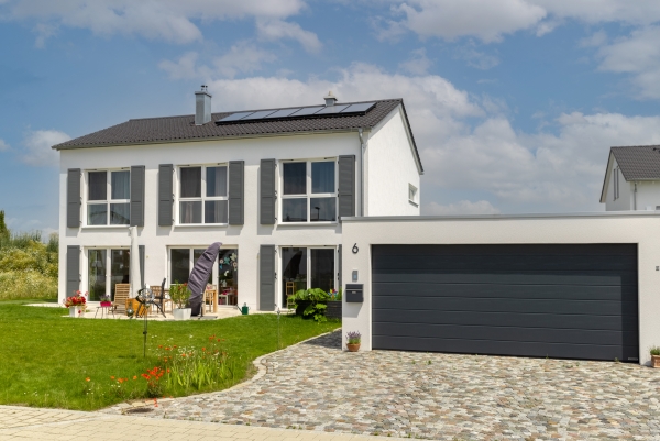 Schlüsselfertiges Einfamilienhaus mit Doppelgarage. Dieses neue Domizil haben wir in Mertingen gebaut.