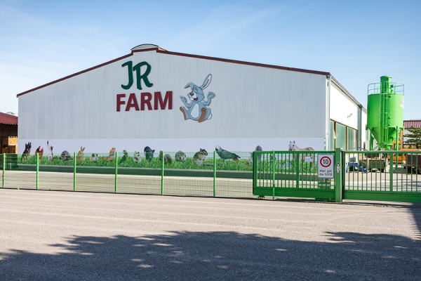 Ansicht Firmengebäude - Einfahrt JR Farm Pessenburgheim