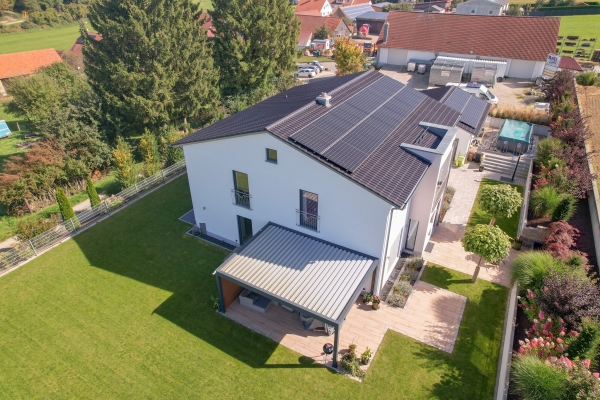 Familienhaus in moderner Villenarchitektur in Holzheim-Bergenodorf - Ottillinger Bau